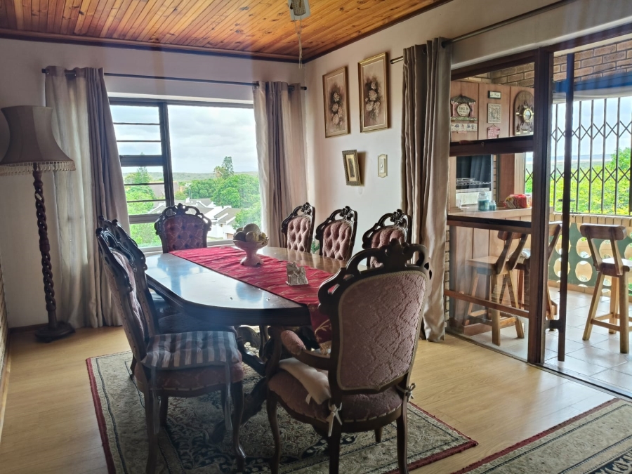 6 Bedroom Property for Sale in Paradise Beach Eastern Cape